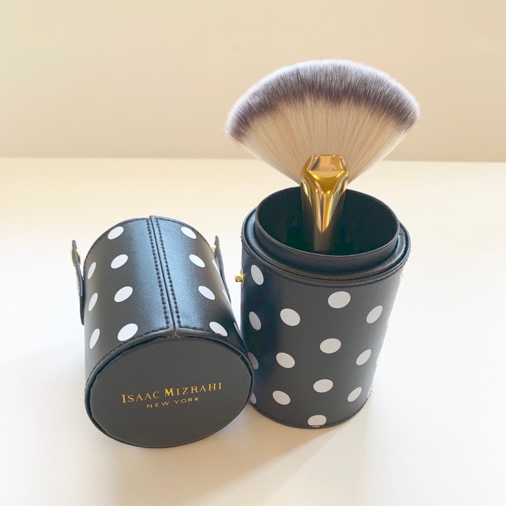 🎨 **NIB** Isaac Mizrahi Fan Brush with Case